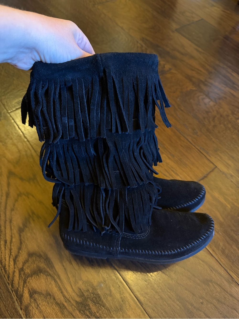 Minnetonka 1639 Black Suede Fringe Mid-Calf Pull-On Moccasin Boots Women’s US 9